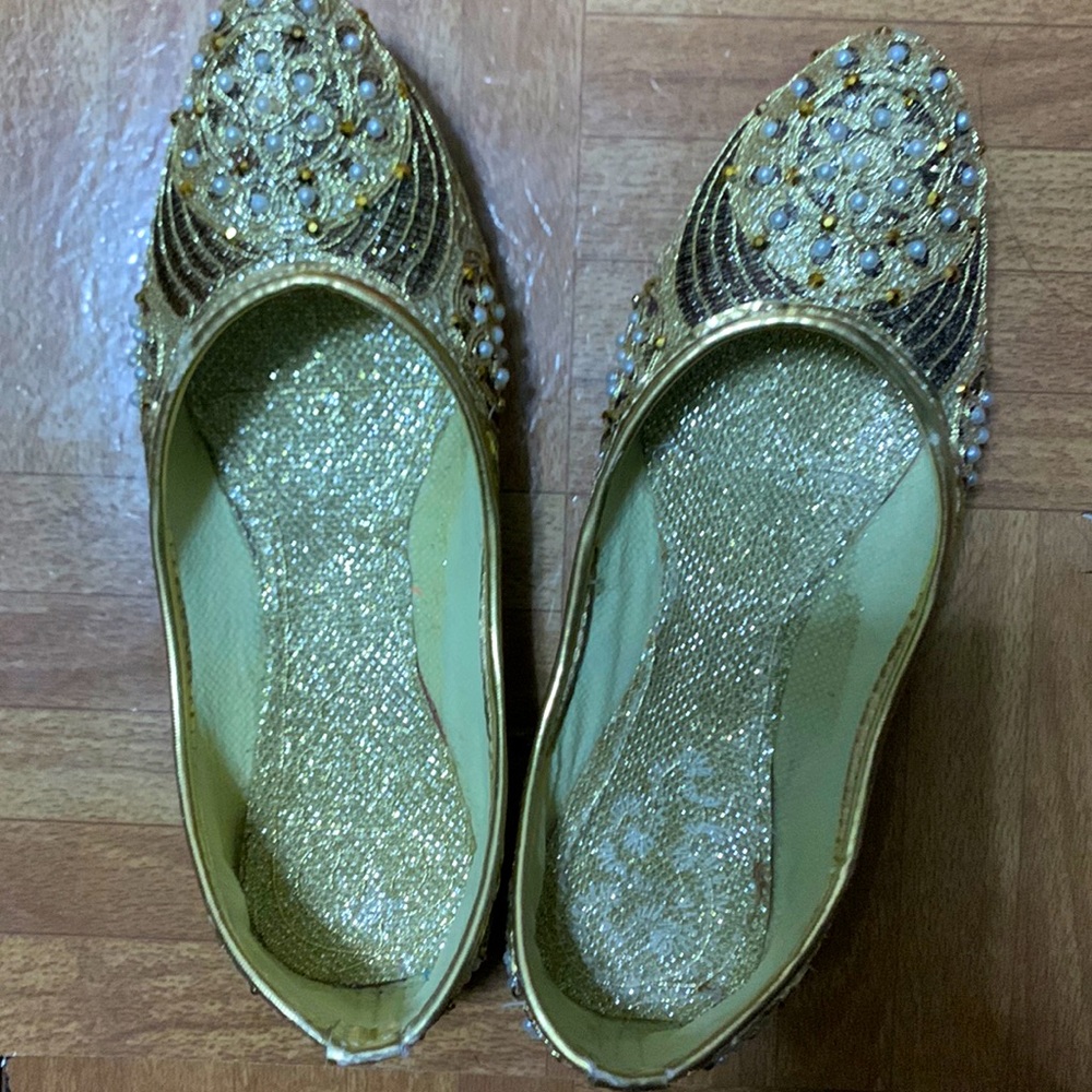 Lightly worn Indian kussay